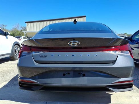 Used 2023 Hyundai Elantra SEL w/ Preferred Accessory Package image 5