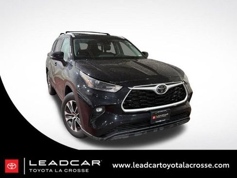 Used 2022 Toyota Highlander XLE AWD/4WD image 1