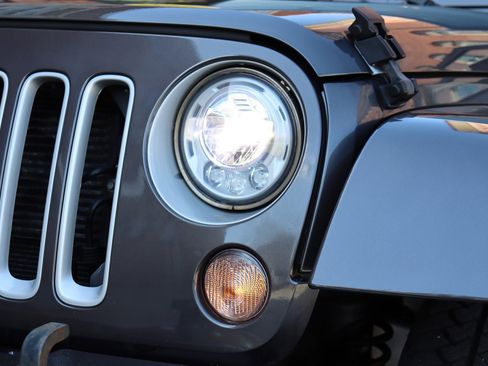 Used 2017 Jeep Wrangler Unlimited Sahara w/ Dual Top Group AWD/4WD image 39