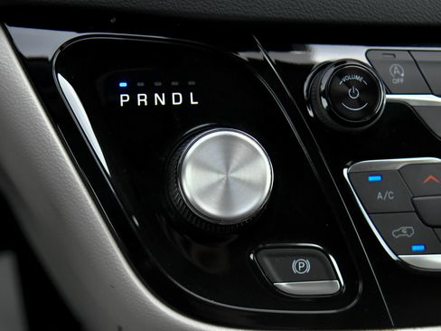 Used 2023 Chrysler Pacifica Touring-L FWD image 29