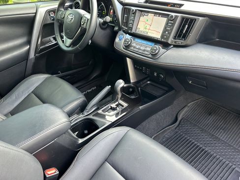 Used 2017 Toyota RAV4 SE image 16