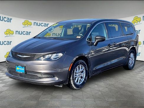 Used 2023 Chrysler Voyager LX image 3