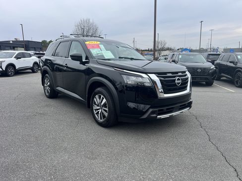 Certified 2025 Nissan Pathfinder SL image 3