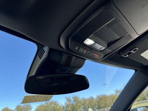 Used 2025 Chevrolet Traverse LT image 27