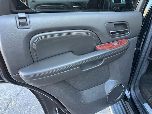 Used 2011 Cadillac Escalade Luxury image 16