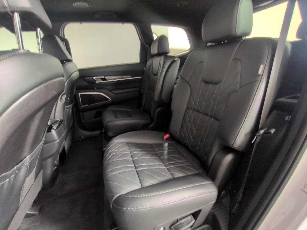 Used 2025 Kia Telluride AWD image 19