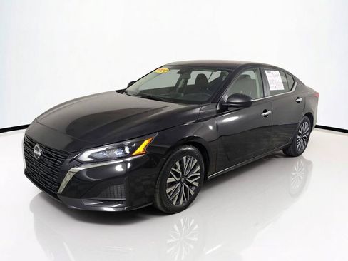 Used 2025 Nissan Altima 2.5 SV FWD image 9