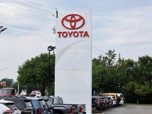 Used 2015 Nissan Sentra S image 31