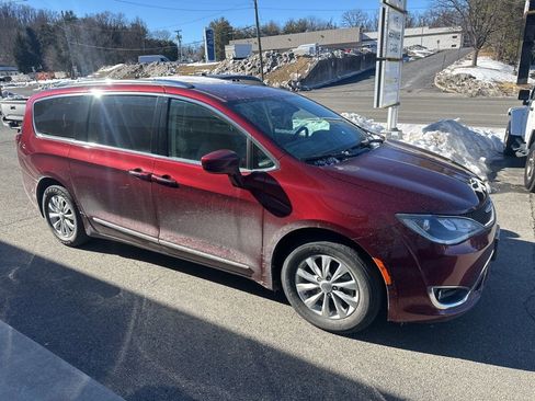 Used 2019 Chrysler Pacifica Touring-L image 1