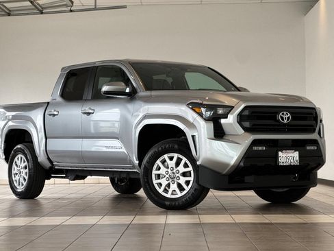 Certified 2025 Toyota Tacoma SR5 AWD/4WD image 2