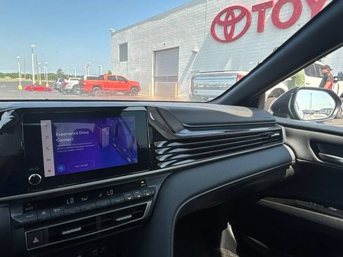 Used 2025 Toyota Camry SE FWD image 16