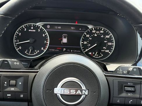 Used 2025 Nissan Pathfinder SL FWD image 18