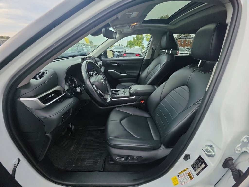 Used 2023 Toyota Highlander XLE AWD/4WD image 14