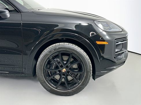 Certified 2025 Porsche Cayenne image 14