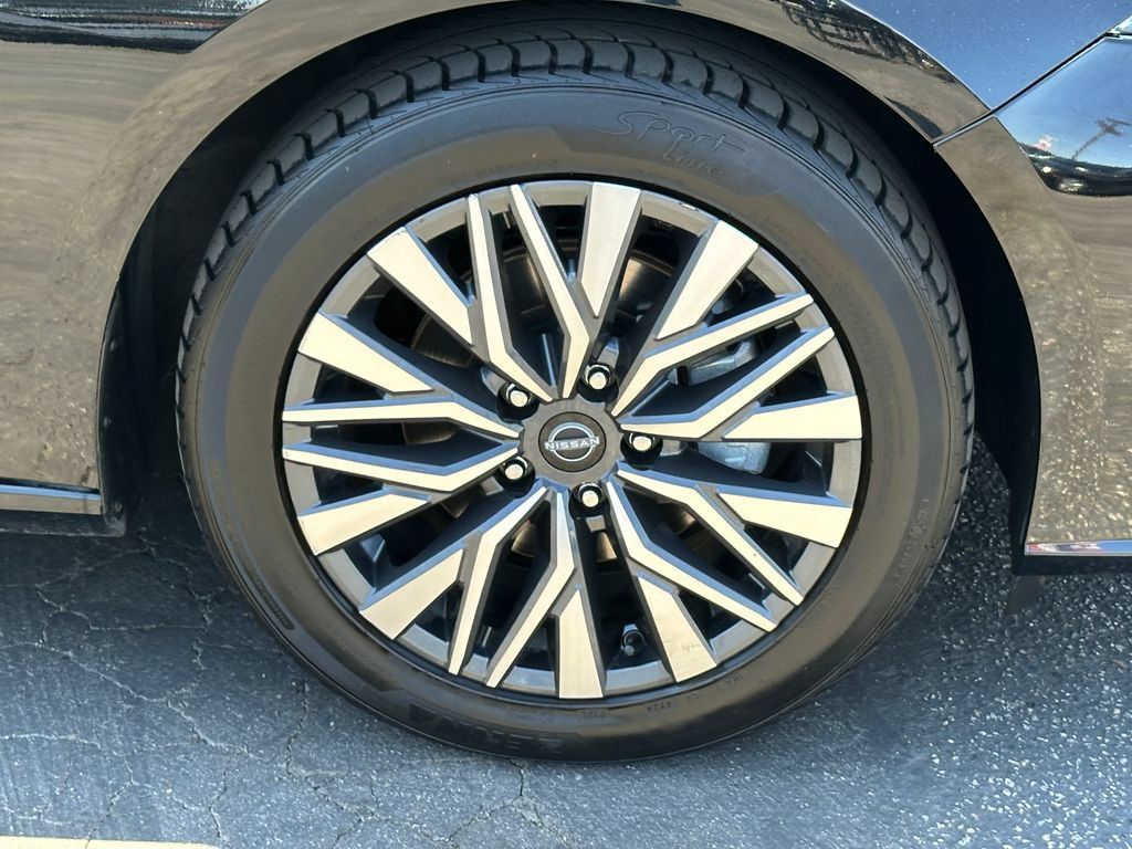 Used 2024 Nissan Altima 2.5 SV FWD image 14