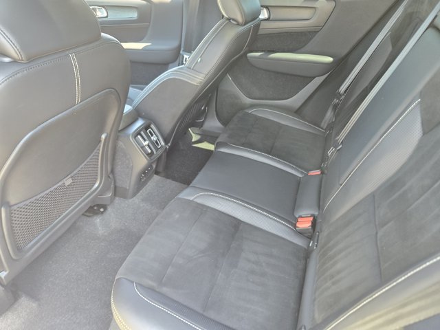Used 2021 Volvo XC40 T5 R-Design w/ Advanced Package AWD/4WD image 29