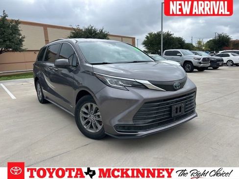 Used 2021 Toyota Sienna LE FWD image 1