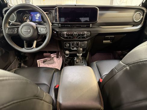 Used 2025 Jeep Gladiator Sport image 22