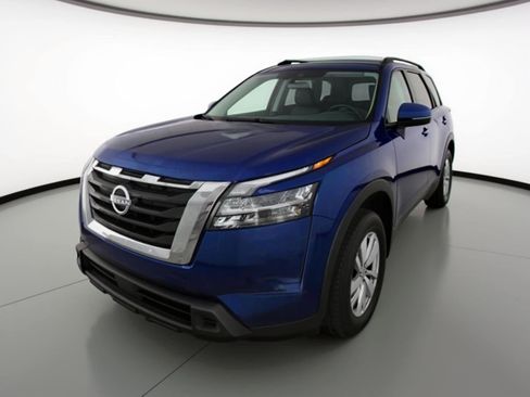 Used 2025 Nissan Pathfinder SV image 3