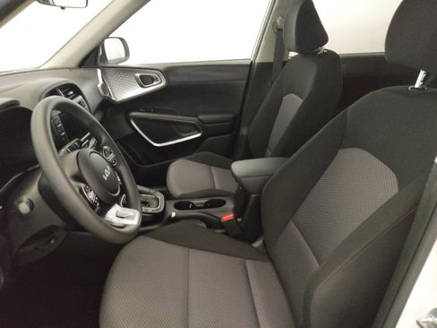 Used 2025 Kia Soul LX w/ LX Technology Package FWD image 17