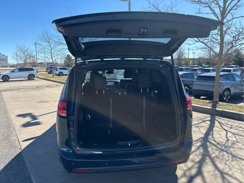 Used 2025 Chrysler Pacifica Limited FWD image 6