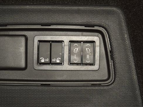Used 2024 Cadillac Escalade ESV Premium Luxury Platinum AWD/4WD image 17
