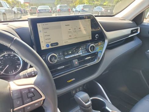 Used 2023 Toyota Highlander XLE AWD/4WD image 27