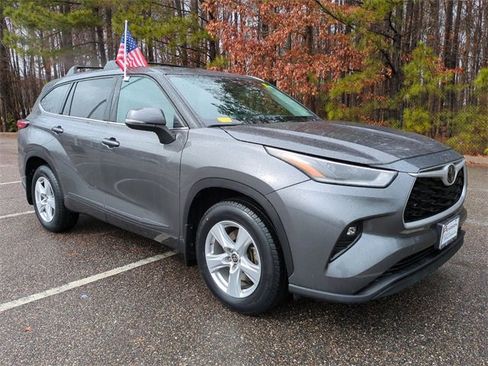 Used 2021 Toyota Highlander LE image 2