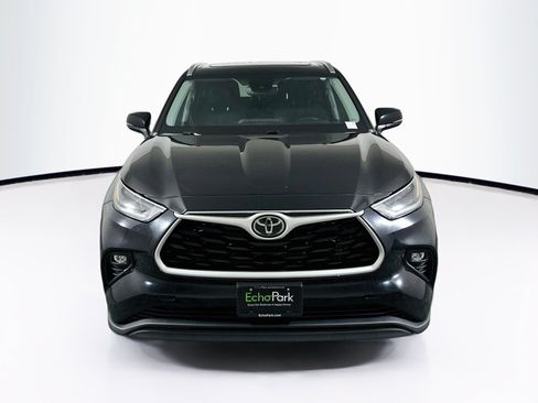Used 2021 Toyota Highlander XLE FWD image 2
