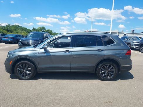 Used 2023 Volkswagen Tiguan SE w/ Panoramic Sunroof Package FWD image 4