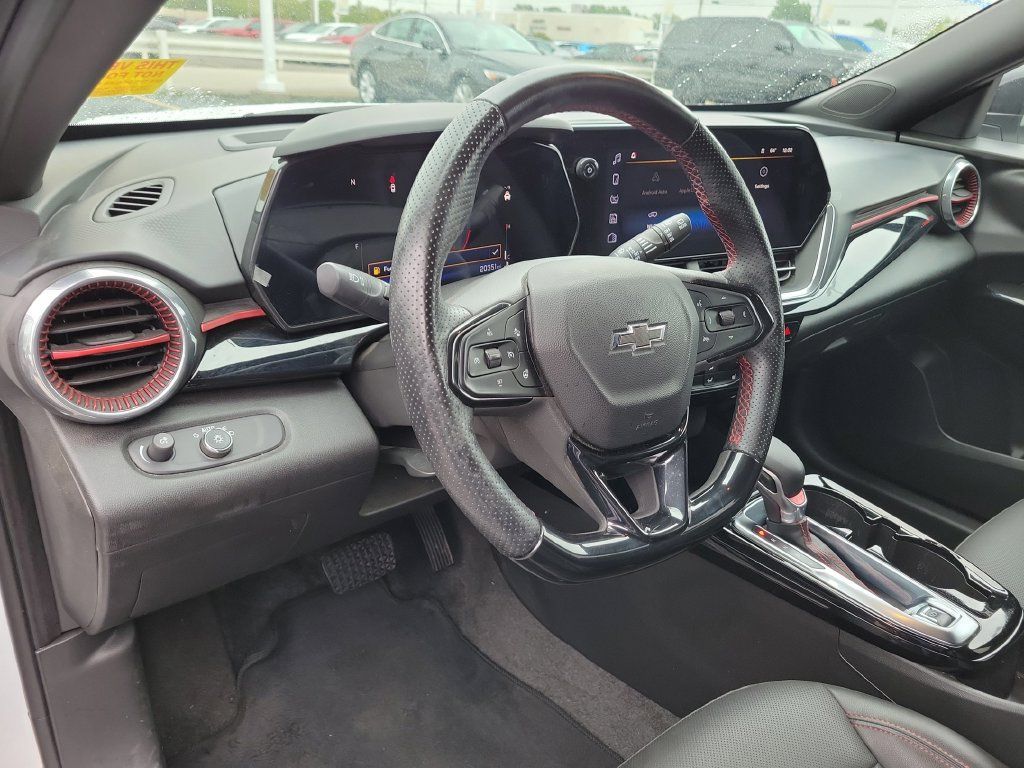 Used 2025 Chevrolet Trax RS w/ Driver Confidence Package FWD image 20