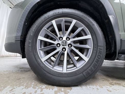 Used 2019 Toyota Highlander XLE AWD/4WD image 14