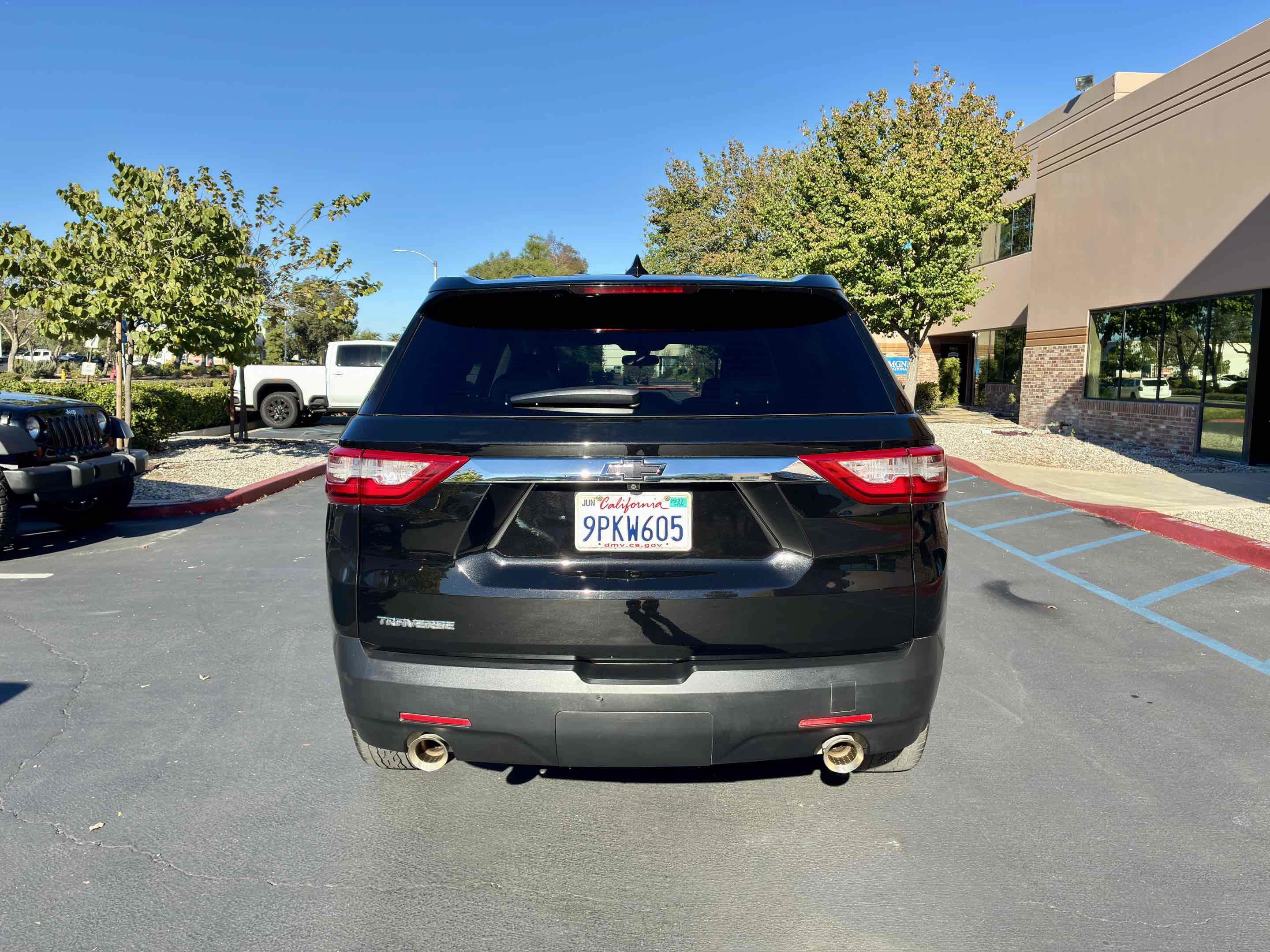 Used 2021 Chevrolet Traverse LS w/ LPO, Black Accent Package FWD image 9