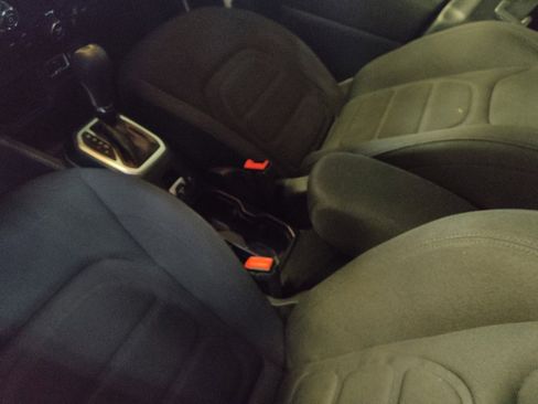 Used 2021 Jeep Renegade Latitude FWD image 26