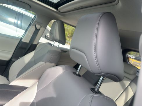 Used 2021 Toyota RAV4 XLE Premium image 10