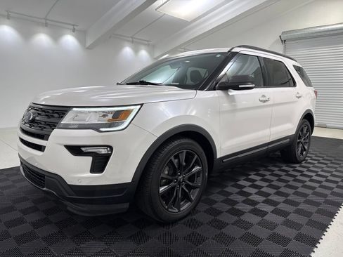 Used 2018 Ford Explorer XLT w/ Equipment Group 202A FWD image 2