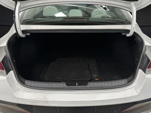 Used 2024 Hyundai Elantra Limited image 15