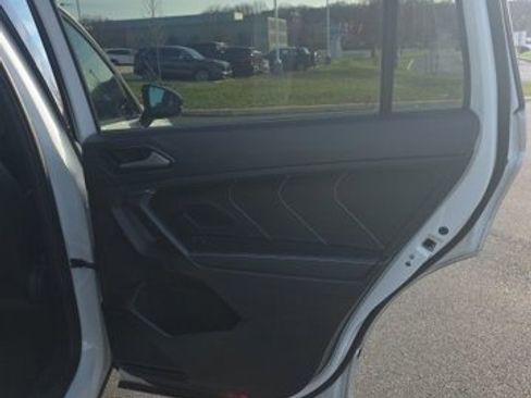 Used 2023 Volkswagen Tiguan SE R-Line image 21