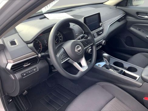 Used 2025 Nissan Altima 2.5 SV FWD image 18