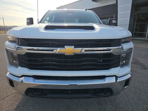 Used 2024 Chevrolet Silverado 2500 LT image 2