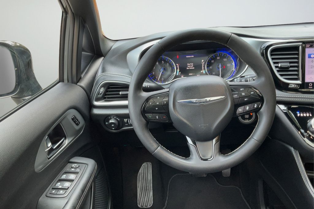 Used 2025 Chrysler Pacifica Limited FWD image 14