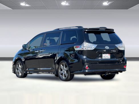 Used 2017 Toyota Sienna SE FWD image 3