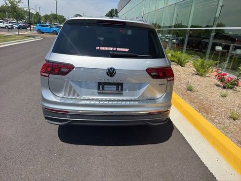 Used 2023 Volkswagen Tiguan SE AWD/4WD image 10