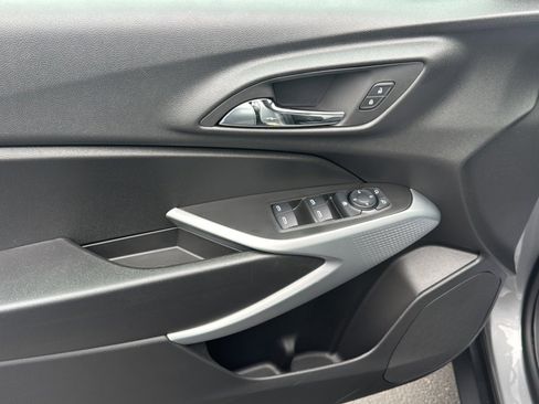 Used 2025 Chevrolet Trax LS w/ LS Convenience Package image 15