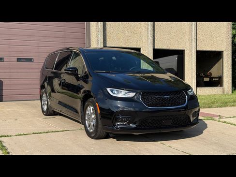 Used 2026 Chrysler Pacifica Limited FWD image 1