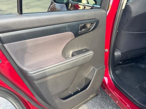 Used 2022 Toyota Highlander LE image 17