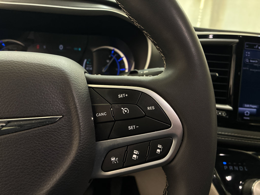 Used 2024 Chrysler Pacifica Limited FWD image 25