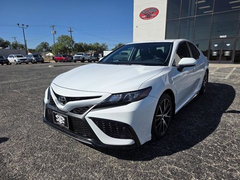 Used 2021 Toyota Camry SE FWD image 3