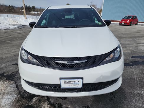 Used 2025 Chrysler Voyager LX image 3
