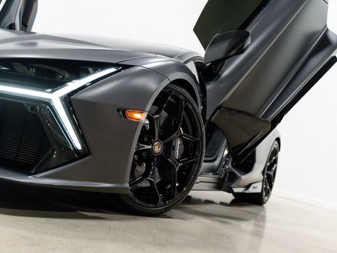 Used 2025 Lamborghini Revuelto image 4